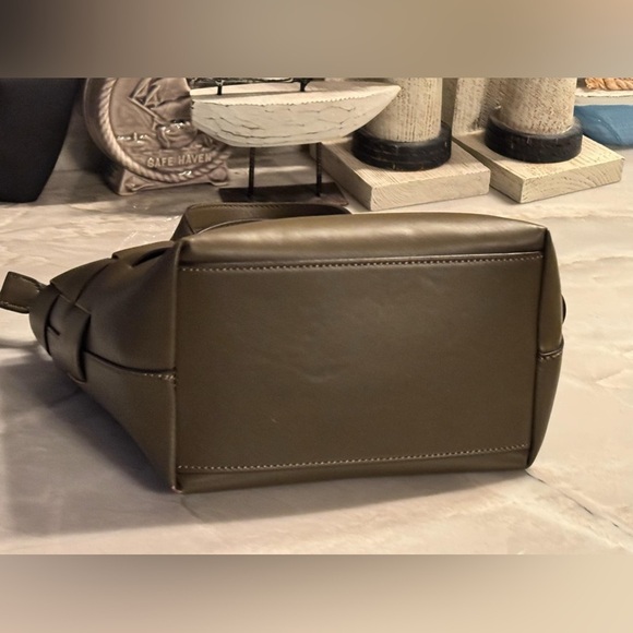 GUESS Woven Tote Bag also have wallet in closet minor wear on corner 11x8in - Picture 12 of 12